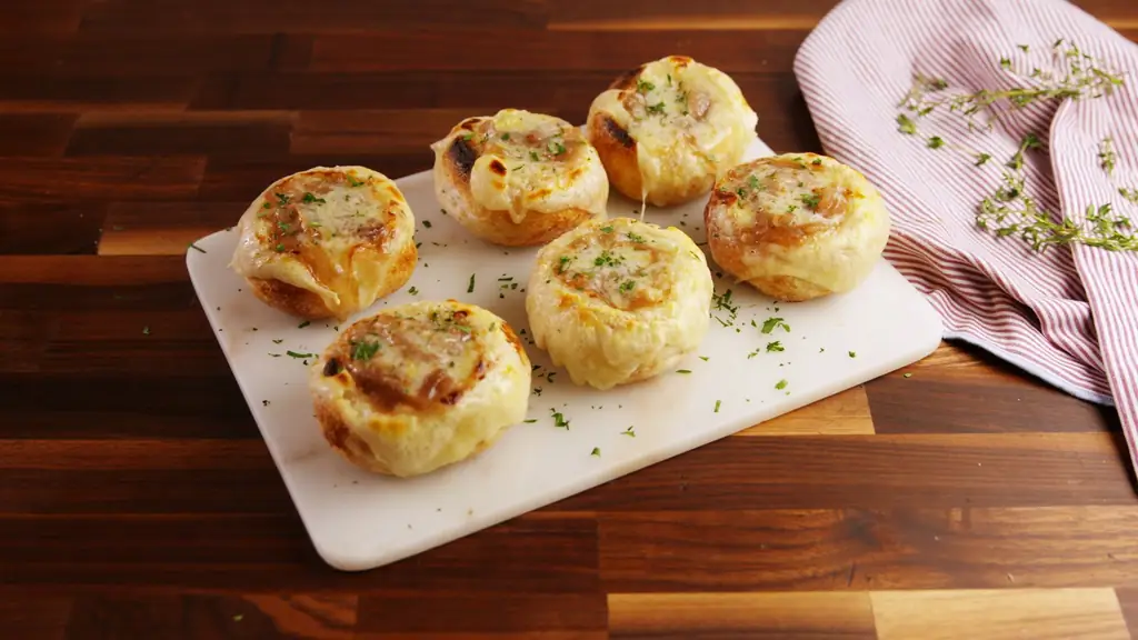 Лучший рецепт французских луковых суповых бомбочек - Как приготовить французские луковые суповые бомбочки