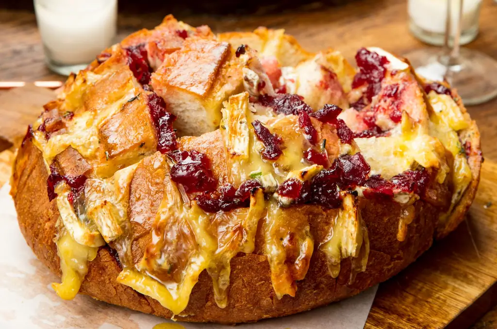 Лучший рецепт хлеба с клюквой и сыром бри - Как приготовить хлеб с клюквой и сыром бри