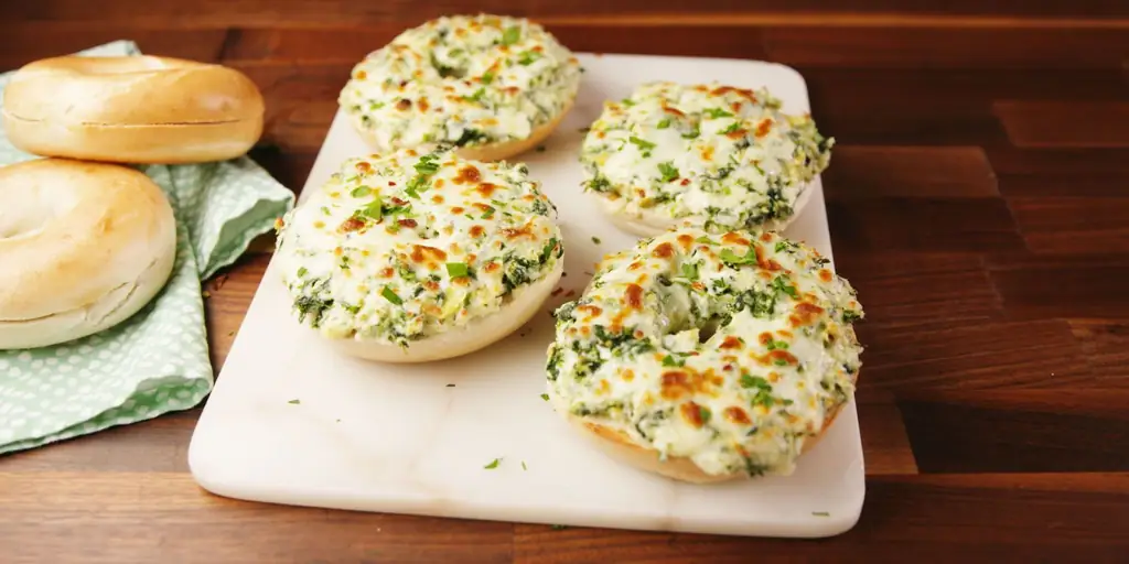 Лучший рецепт сырных бейглов со шпинатом и артишоками - Как приготовить сырные бейглы со шпинатом и артишоками