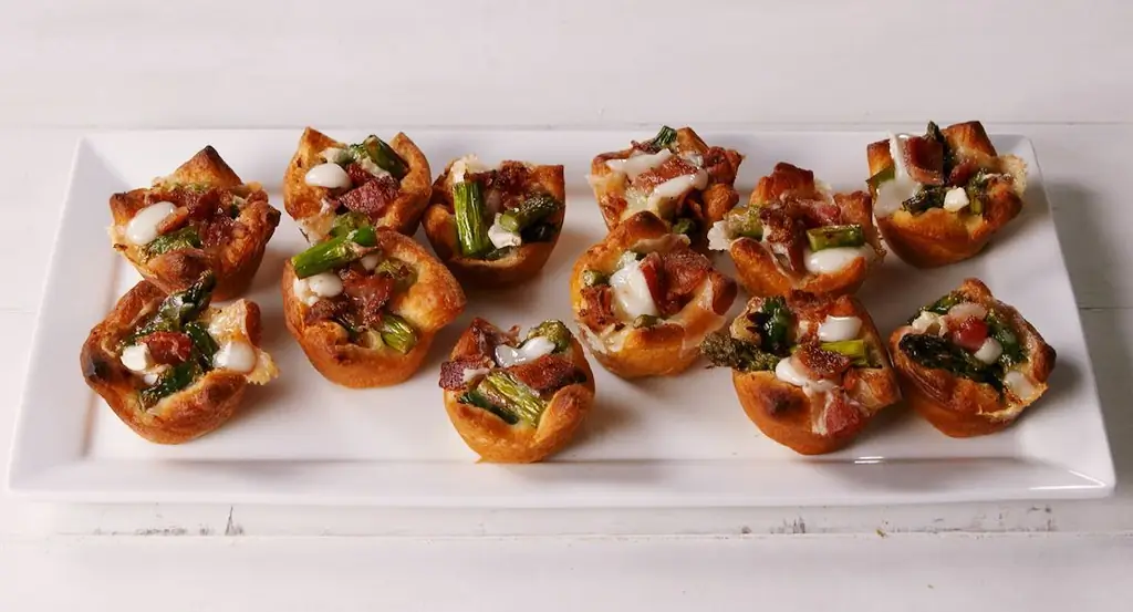 Лучший рецепт закусок из спаржи с беконом и бри - Как приготовить закуску из спаржи с беконом и бри