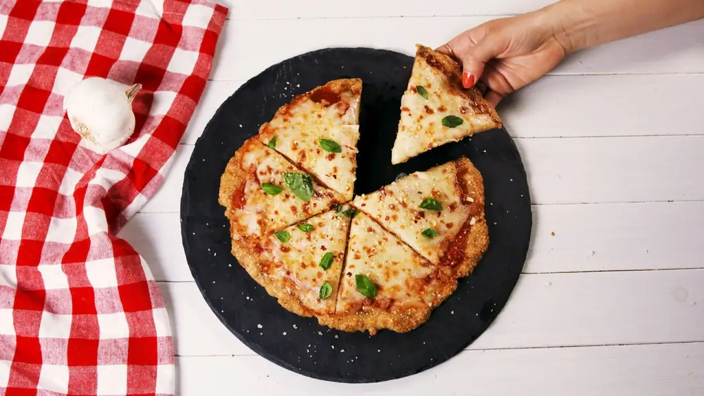 Лучший рецепт кето-пиццы с курицей и пармезаном - Как приготовить кето-пиццу с курицей и пармезаном