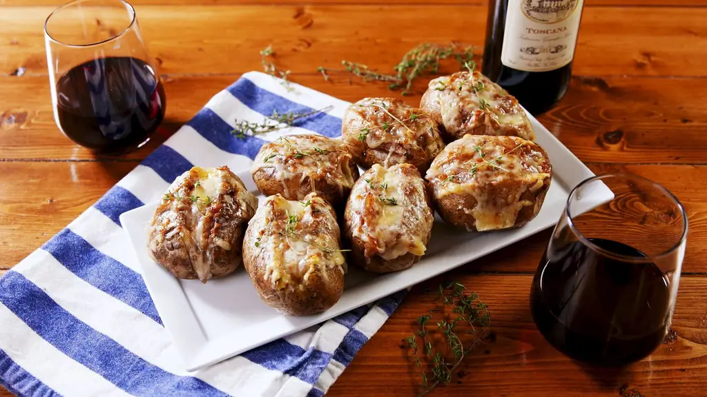 Картофель, запеченный с луком по-французски - Как приготовить Картофель, запеченный с луком по-французски