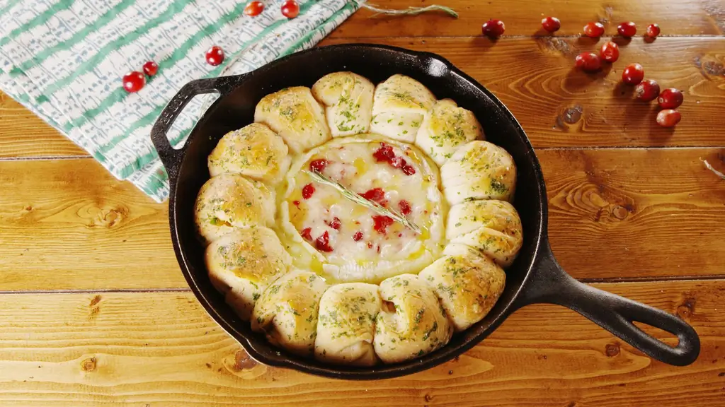 Клюквенный соус с бри - Как приготовить клюквенный соус с бри