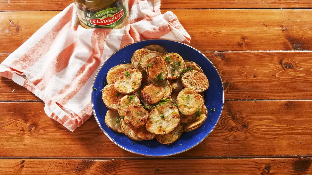 Жареные в духовке картофельные чипсы с маринованным огурцом - Как приготовить жареные в духовке картофельные чипсы с маринованным огурцом