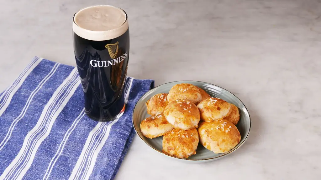Крендельки с сыром Guinness - Как приготовить крендельки с сыром Guinness