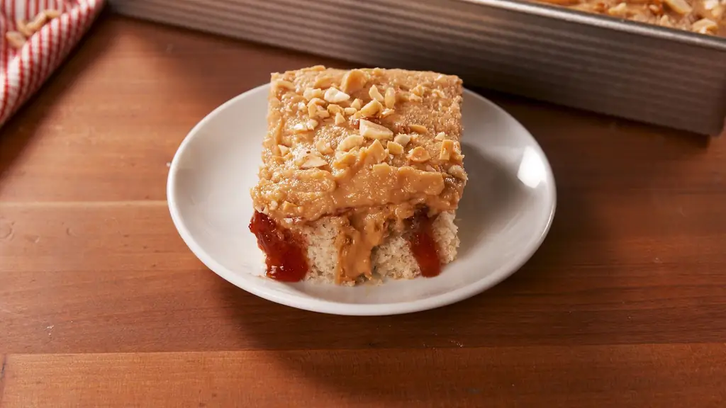 Best PB & J Poke Cake Рецепт - Как приготовить PB & J Poke Cake