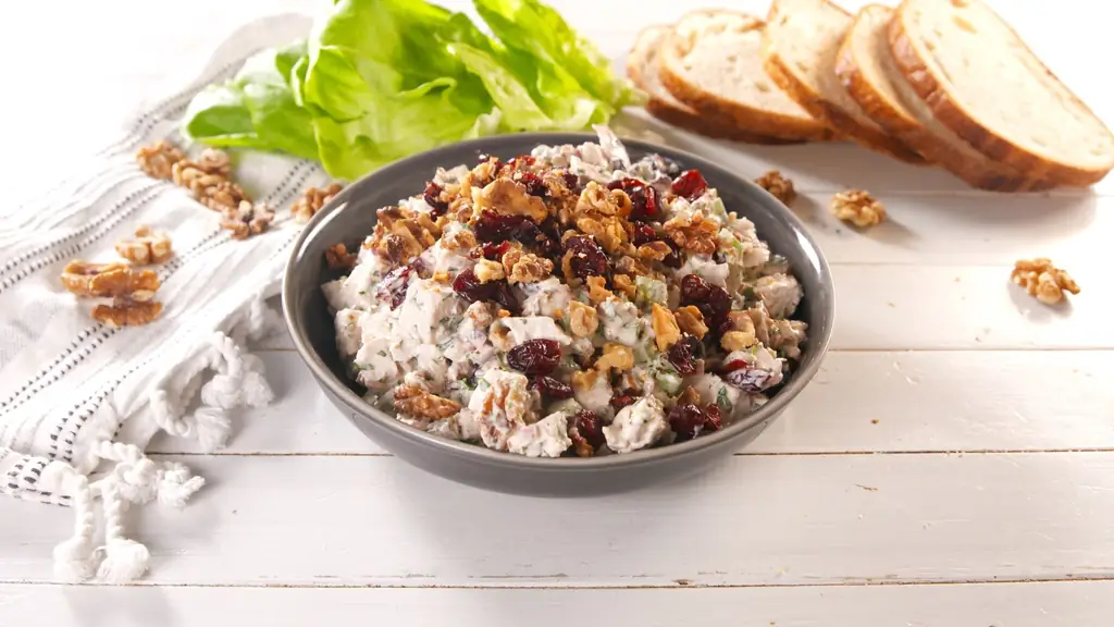 Лучший куриный салат с клюквой и грецкими орехами - Как приготовить куриный салат с клюквой и грецкими орехами