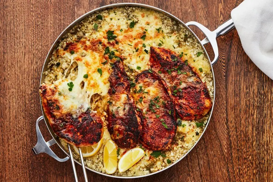 Сырная сальса с курицей и рисом на сковороде с цветной капустой Рецепт