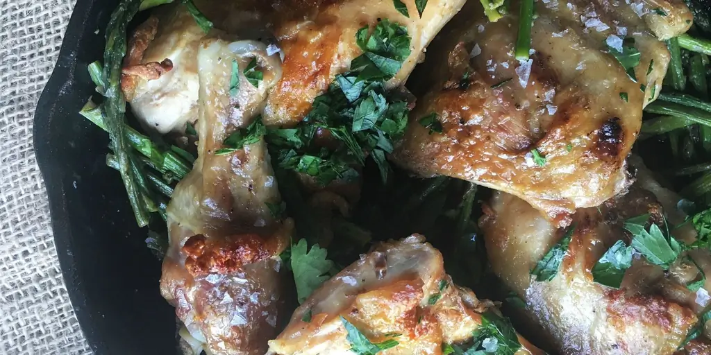 Рецепт жареной курицы со спаржей и соусом из белого вина