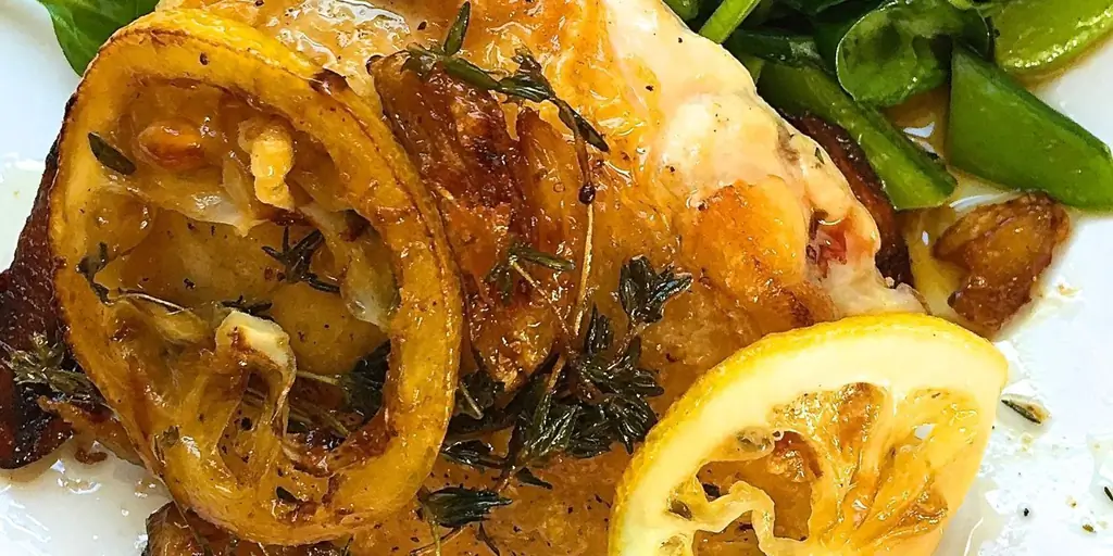 Рецепт запеченных куриных бедрышек с лимоном и чесноком со шпинатом и зеленым горошком