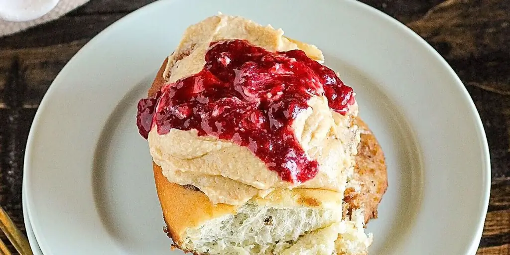 Лучший рецепт булочек с арахисовым маслом и желе с корицей - Как приготовить рулетики с арахисовым маслом и желе с корицей
