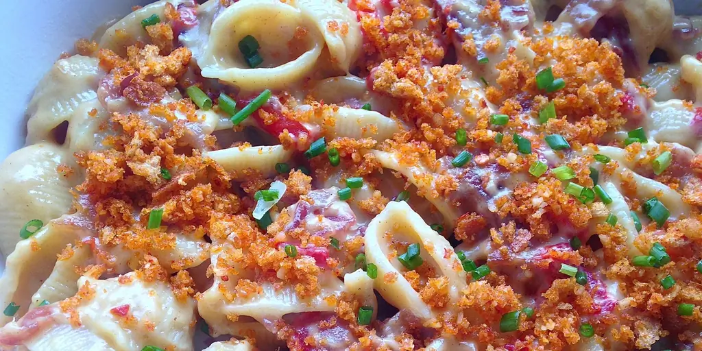 Бекон и пимьенто Mac 'N Cheese с острыми панировочными сухарями