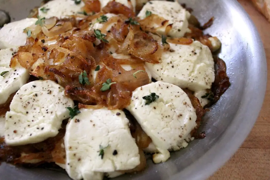 Рецепт запеченного козьего сыра с карамелизированным луком - Как приготовить запеченный козий сыр