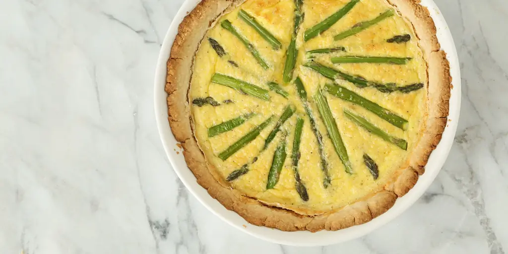 Киш со спаржей и корочкой из бисквита Рецепт