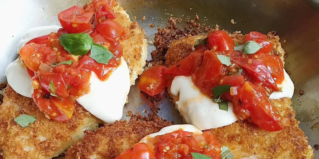 Лучший рецепт хрустящего куриного пармезана с помидорами и моцареллой - Как приготовить хрустящий куриный пармезан с помидорами и моцареллой