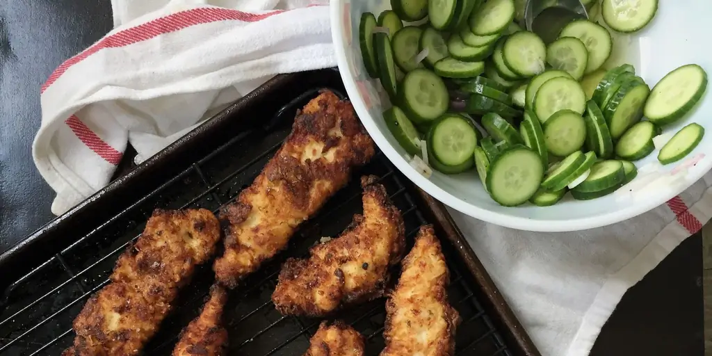 Легкие хрустящие куриные полоски с лимонным йогуртом и салатом из огурцов - Как приготовить хрустящие куриные полоски с лимонным йогуртом и салатом из огурцов