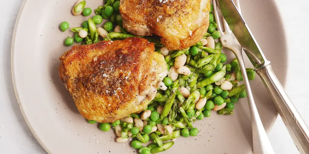 Лучшие куриные бедра с чесноком и салатом из спаржи, гороха и белой фасоли Рецепт салата со стейком - Как приготовить куриные бедра с чесноком, спаржей, горохом и салатом из белой