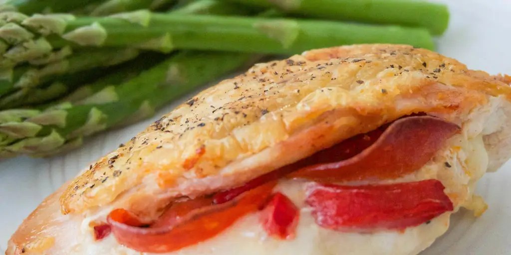 Лучший рецепт фаршированной курицы с красным перцем, моцареллой и пепперони - Как приготовить фаршированную курицу с красным перцем, моцареллой и пепперони