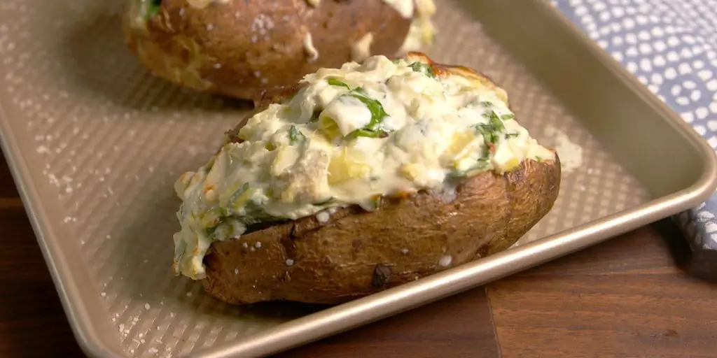 Запеченный картофель со шпинатом и артишоками