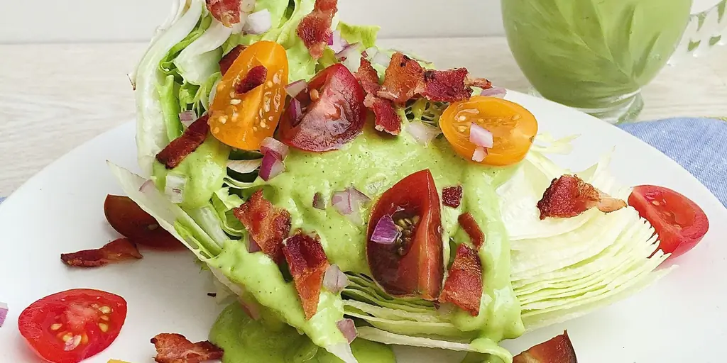 Лучший салат с помидорами, беконом и авокадо с заправкой Green Goddess - Как приготовить салат с помидорами, беконом и авокадо с заправкой Green Goddess