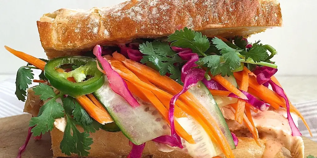 Лучший цыпленок на гриле Banh-Mi с маринованными овощами и Шрирача Майо Рецепт - Как приготовить цыпленок на гриле Banh-Mi с маринованными овощами и Шрирача Майо