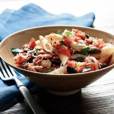 Пенне с тунцом, помидорами сливы и черными оливками Рецепт