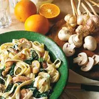Феттучини с курицей, шпинатом и сливочно-апельсиновым соусом - Рецепты пасты - Итальянские рецепты