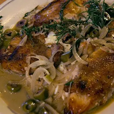Жареная курица с луком и оливками - Taste of Place