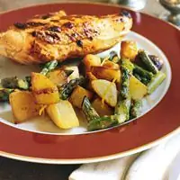 Жареный цыпленок, молодой картофель и спаржа - Рецепты с курицей и овощами