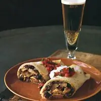 Куриные буррито с сальсой из черной фасоли и перцем Джеком - Мексиканские рецепты