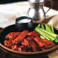 Запеченные куриные крылышки Баффало - Рецепты закусок - Рецепты с голубым сыром