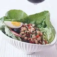 Салат из белой фасоли и чоризо с оливками - Рецепты салатов с фасолью