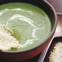 Суп из сладкого горошка с кремом Мажореро и чипсами Ронкаль - Рецепты супа-пюре из гороха - Рецепты овощных супов