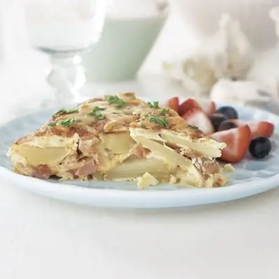 Рецепт сырного омлета с беконом и картофелем