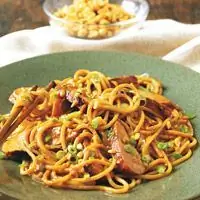 Спагетти с курицей и тайским арахисовым соусом - Рецепты пасты с курицей