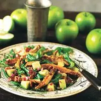 Салат из шпината с копченой курицей, яблоком, грецкими орехами и беконом