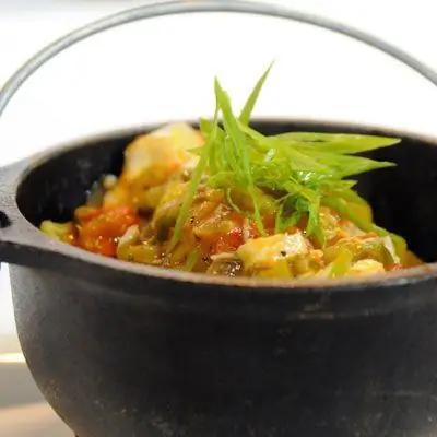 Буйон из морского окуня из Миссисипи с грязным рисом из морепродуктов