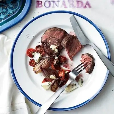 Говяжья вырезка с помидорами, луком-шалотом и Maytag Blue