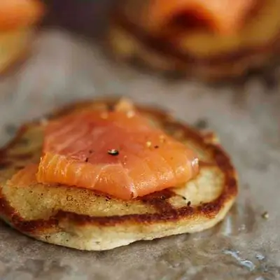 Блины из гречки с чеддером и копченым лососем Рецепт