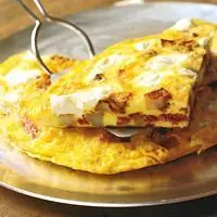 Фриттата с картофелем, салями и сыром - Рецепты из яиц