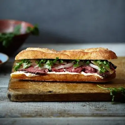 Говяжья вырезка Бань Ми с маринованной арбузной коркой и острым кунжутным майонезом Рецепт