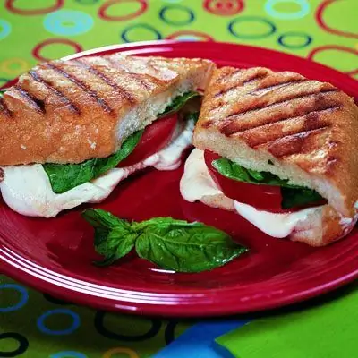 Eenie Meenie Panini - Сэндвич с моцареллой, базиликом и помидорами - Легкие рецепты обеда