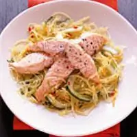 Жареный лосось с салатом из спагетти и тыквы - Рецепты с рыбой и овощами