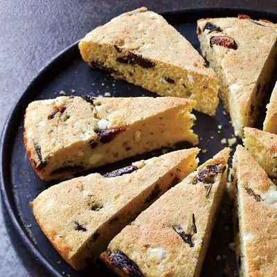 Кукурузный хлеб на сковороде с инжиром, фетой и розмарином
