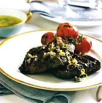 Красный окунь в виноградных листьях с маслом из чеснока и каперсов - Рыбные рецепты - Греческие рецепты
