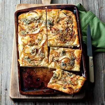 Фокачча с карамелизированным луком, грушей и сыром с плесенью Рецепт