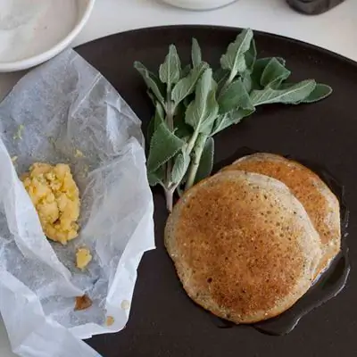 Блины из кукурузной муки с коричневым маслом с лимонным шалфеем Рецепт