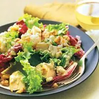 Куриный салат с грецкими орехами и заправкой из рокфора - Рецепты заправки с голубым сыром