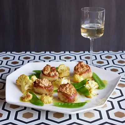 Рецепт гребешков с горохом, цветной капустой и арахисовым панадом