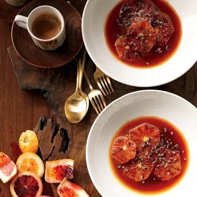 Рецепт кровавых апельсинов с карамельным соусом и какао-бобами